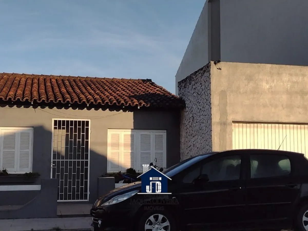 Imagem de casa bairro Prado, c/ suíte, garagem, pátio.