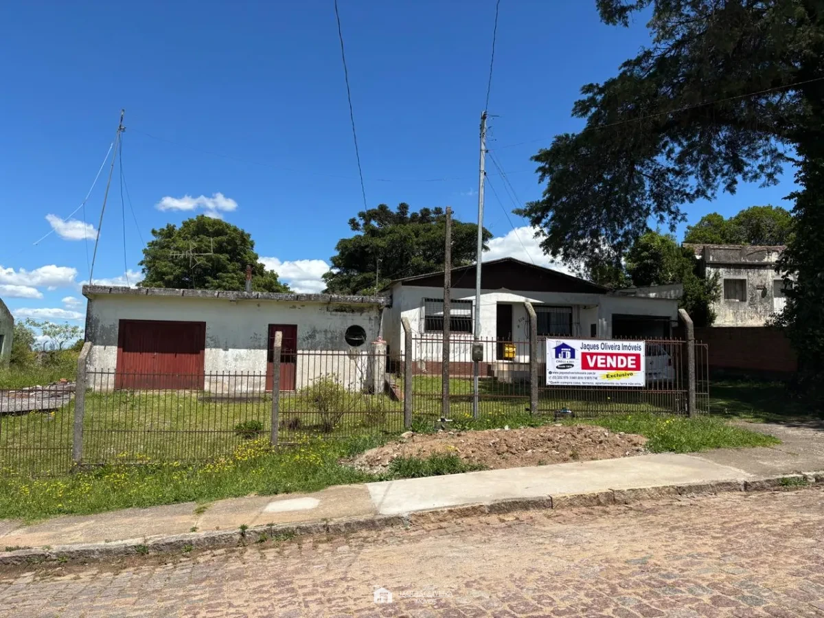 Imagem de Duas Casas com Terreno Amplo