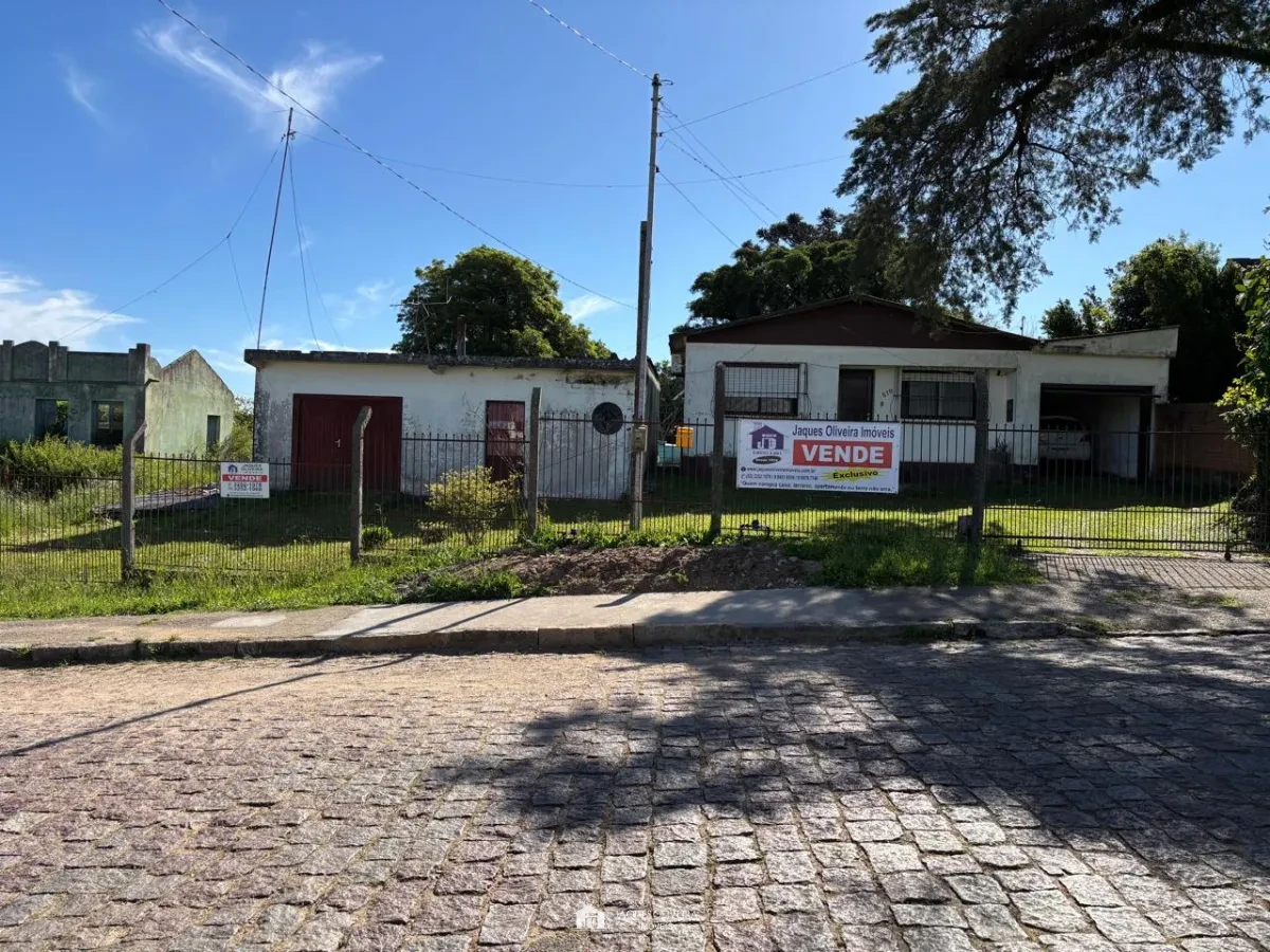 Imagem de Duas Casas com Terreno Amplo