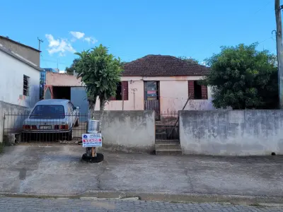 Imagem de casa na rua João Goularte, boa localização, terreno medindo 10x22 metros