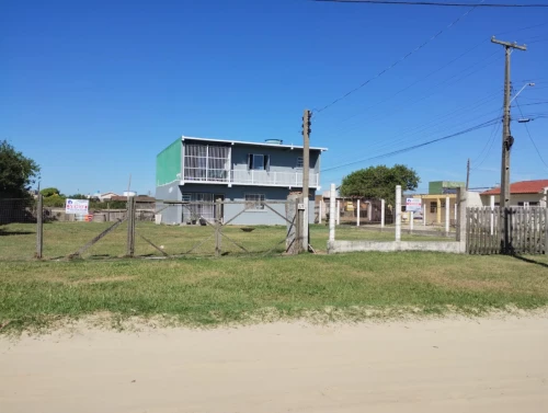 Imagem de Casa de esquina com dois pisos.