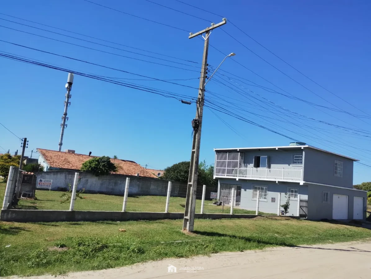 Imagem de Casa de esquina com dois pisos.