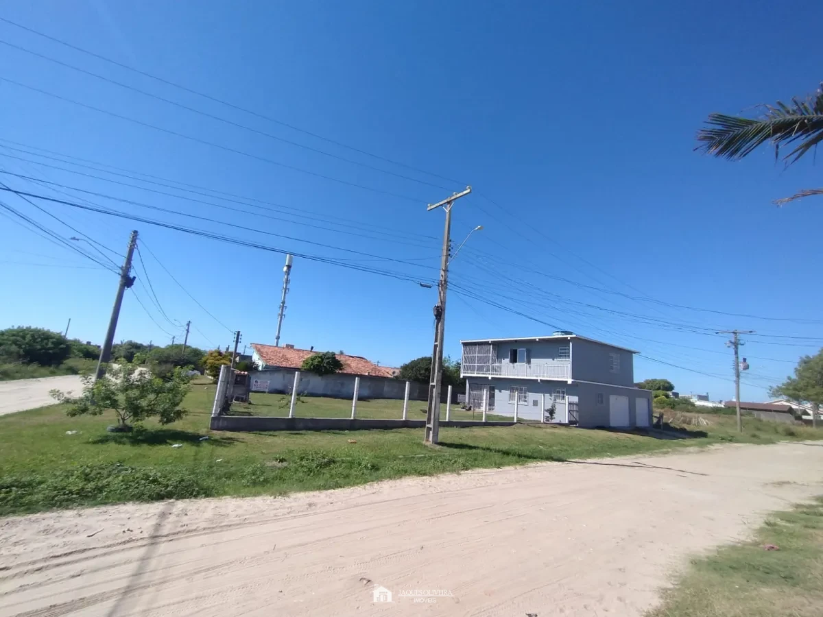 Imagem de Casa de esquina com dois pisos.