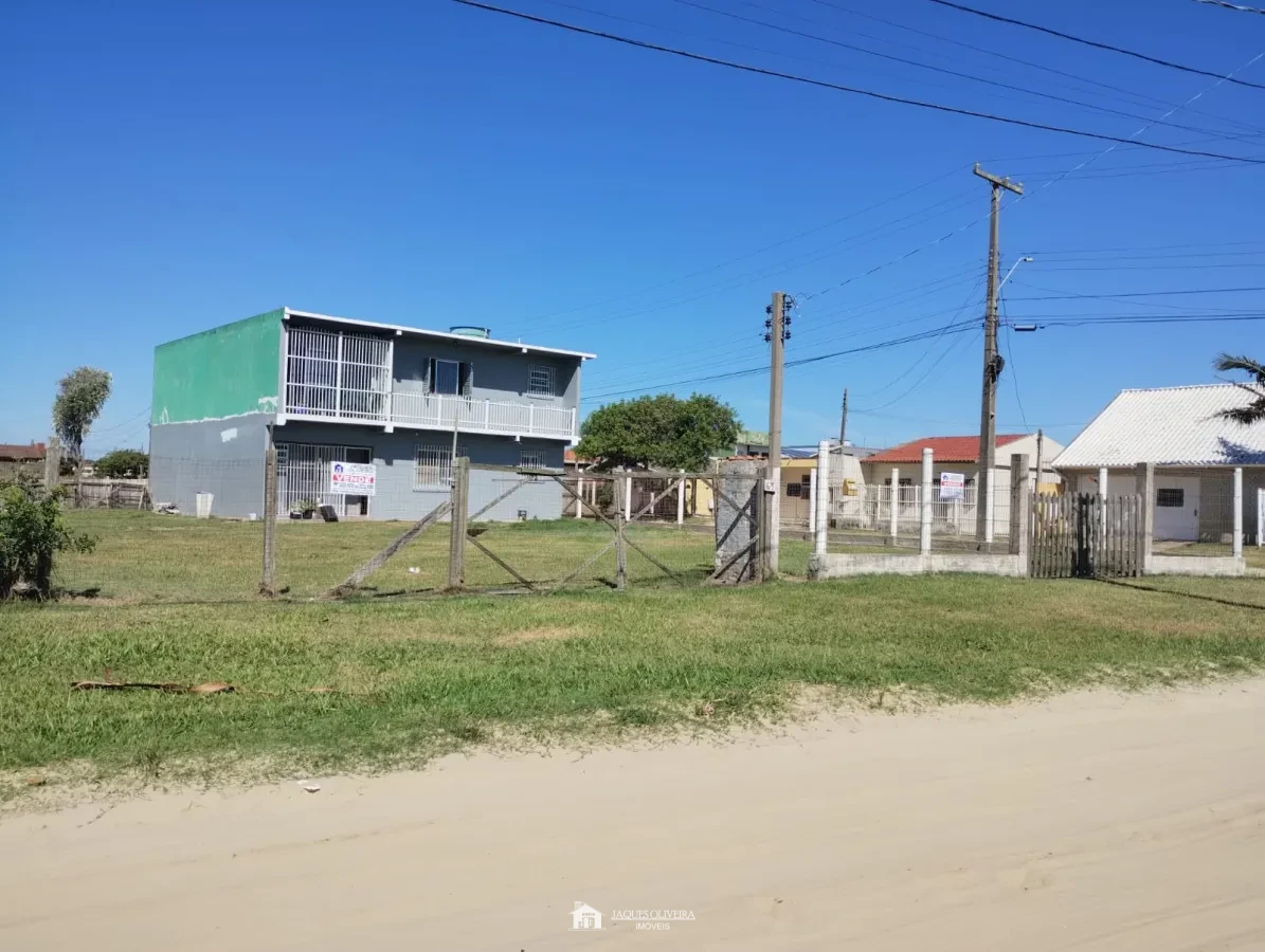 Imagem de Casa de esquina com dois pisos.