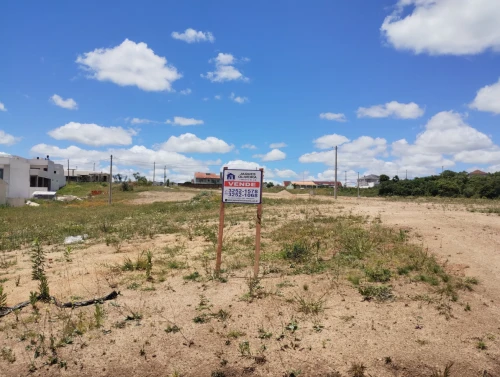 Imagem de Terreno plano, ideal para construção.