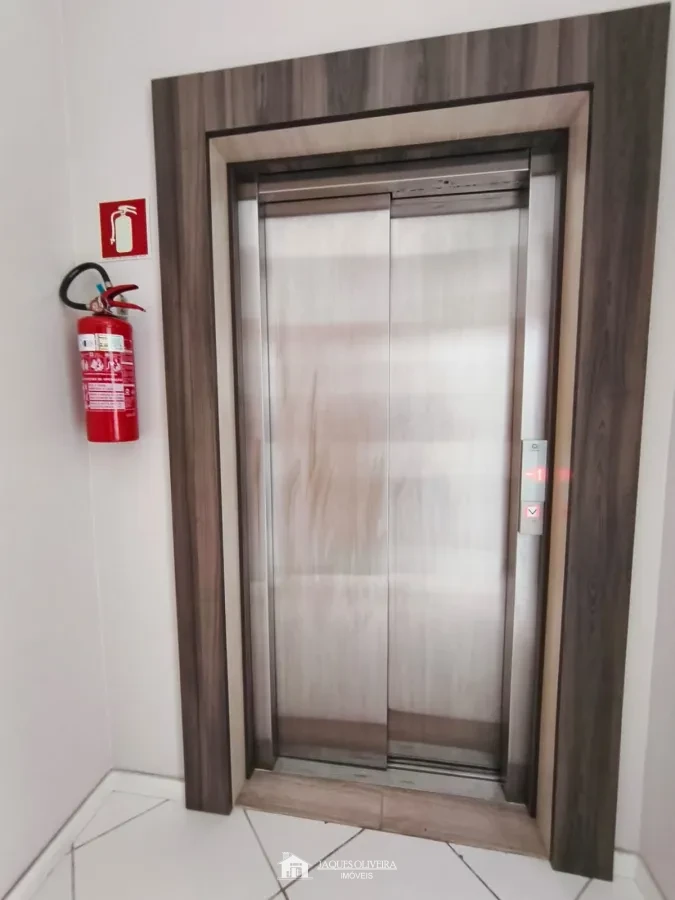 Imagem de Apartamento Central de frente (Semimobiliado), em prédio com elevador