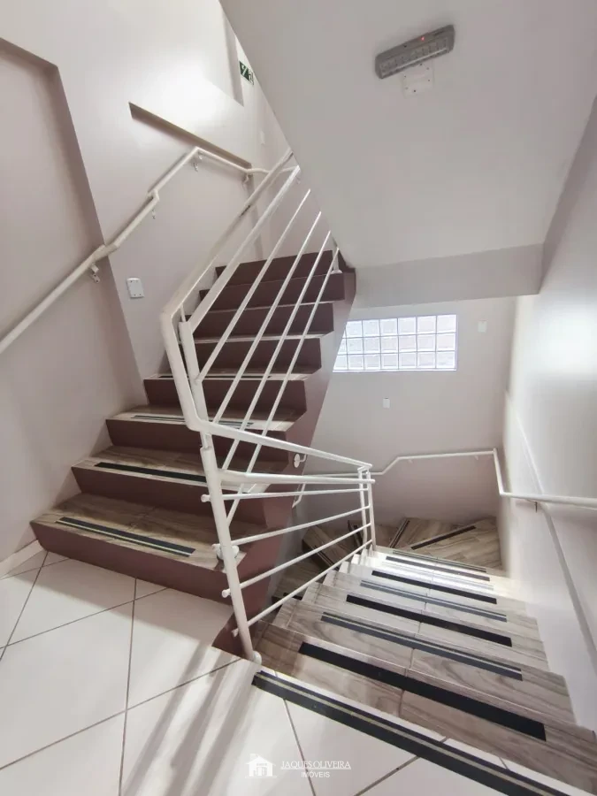 Imagem de Apartamento Central de frente (Semimobiliado), em prédio com elevador