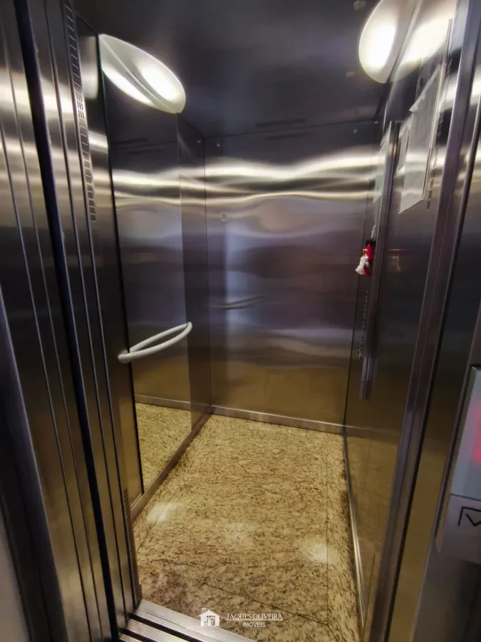 Imagem de Apartamento Central de frente (Semimobiliado), em prédio com elevador