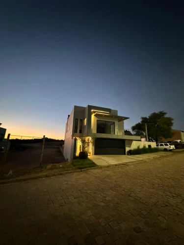 Imagem de Casa de esquina com terreno amplo.