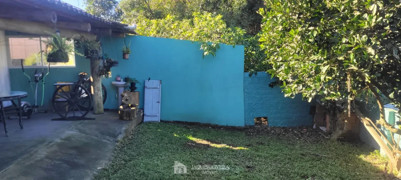 Imagem de Duas casas individuais edificadas sobre o mesmo terreno.