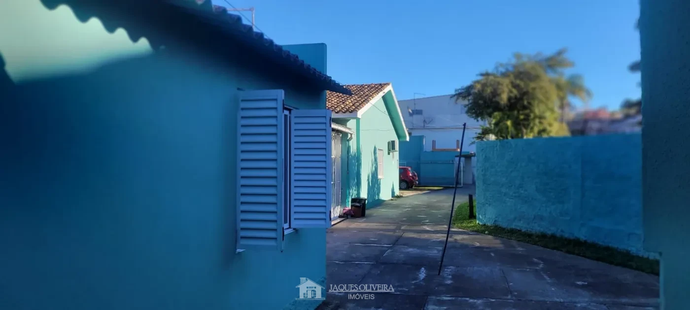 Imagem de Duas casas individuais edificadas sobre o mesmo terreno.