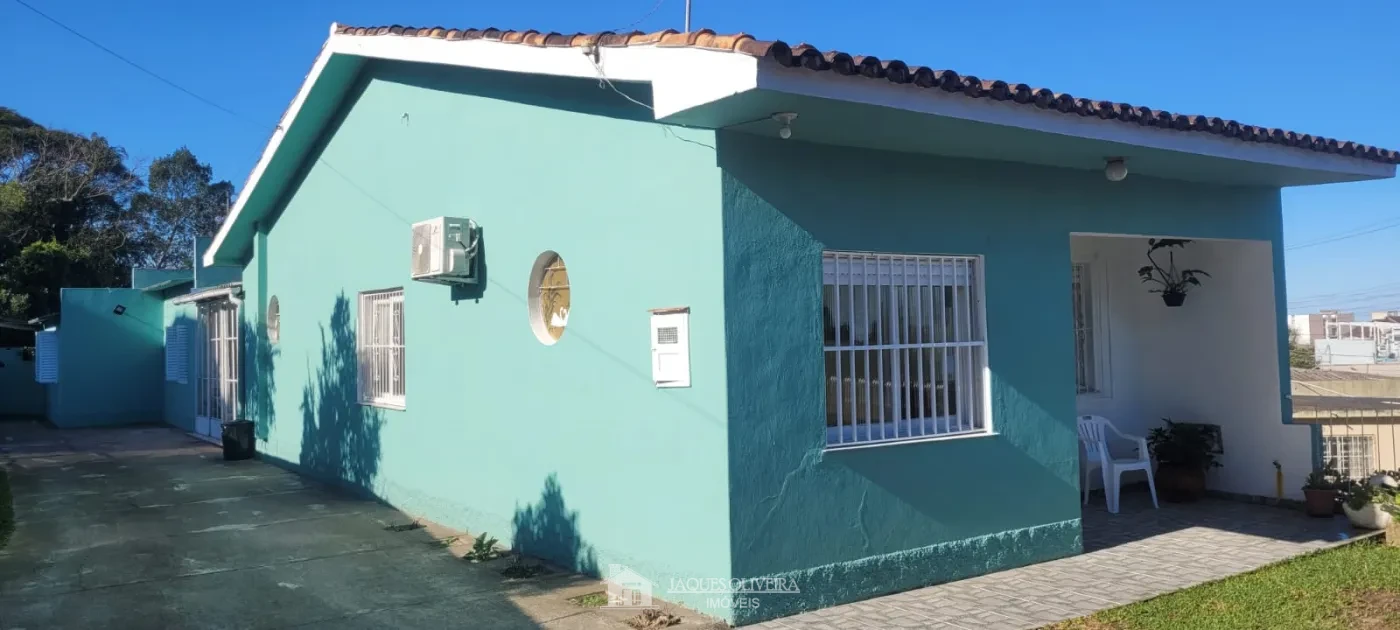 Imagem de Duas casas individuais edificadas sobre o mesmo terreno.