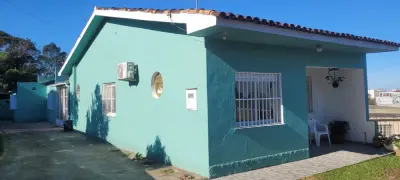 Imagem de Duas casas individuais edificadas sobre o mesmo terreno.