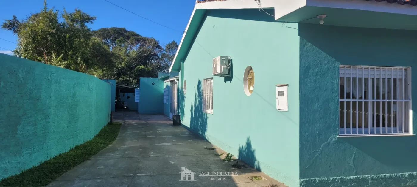 Imagem de Duas casas individuais edificadas sobre o mesmo terreno.