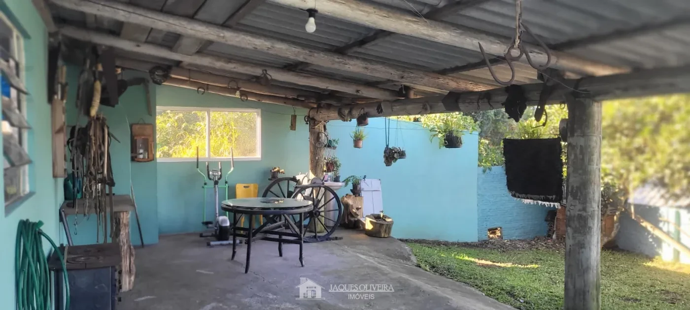 Imagem de Duas casas individuais edificadas sobre o mesmo terreno.