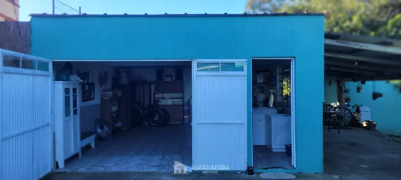 Imagem de Duas casas individuais edificadas sobre o mesmo terreno.