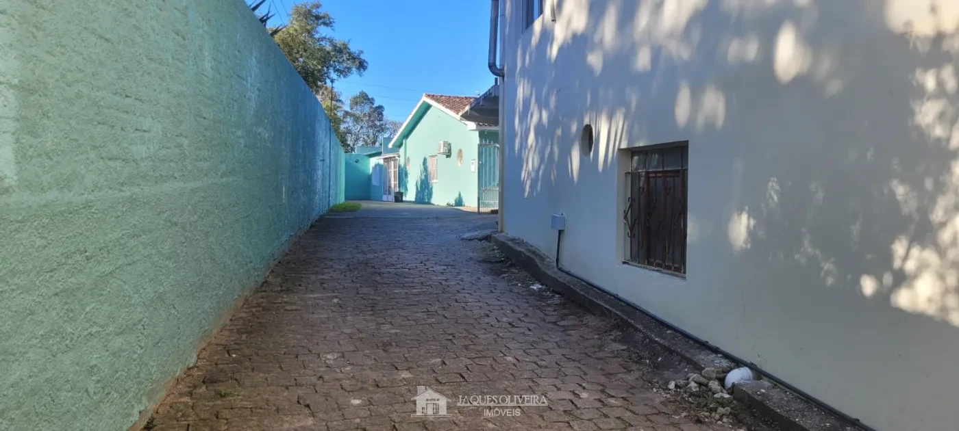 Imagem de Duas casas individuais edificadas sobre o mesmo terreno.