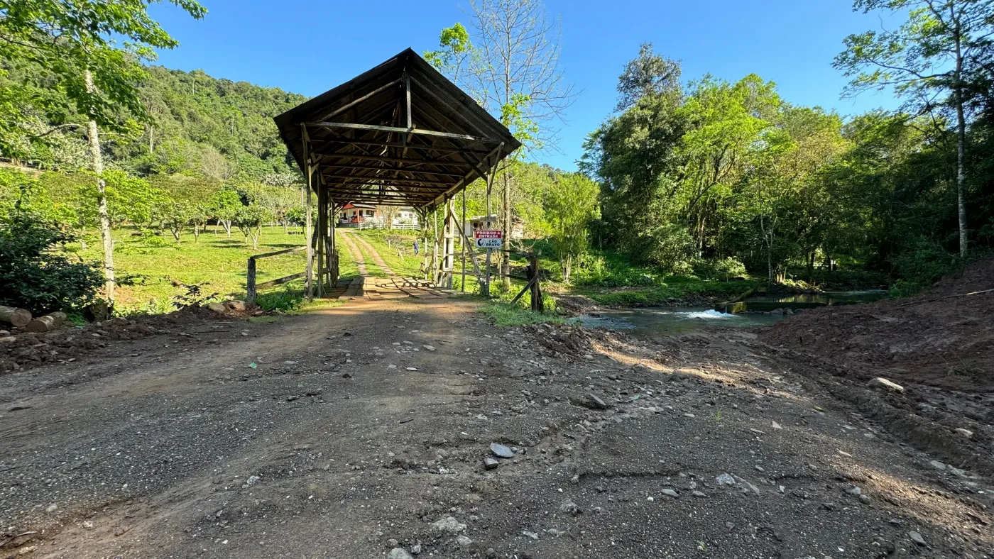 Imagem de SITÍO A VANDA COM PORTEIRA FECHADA