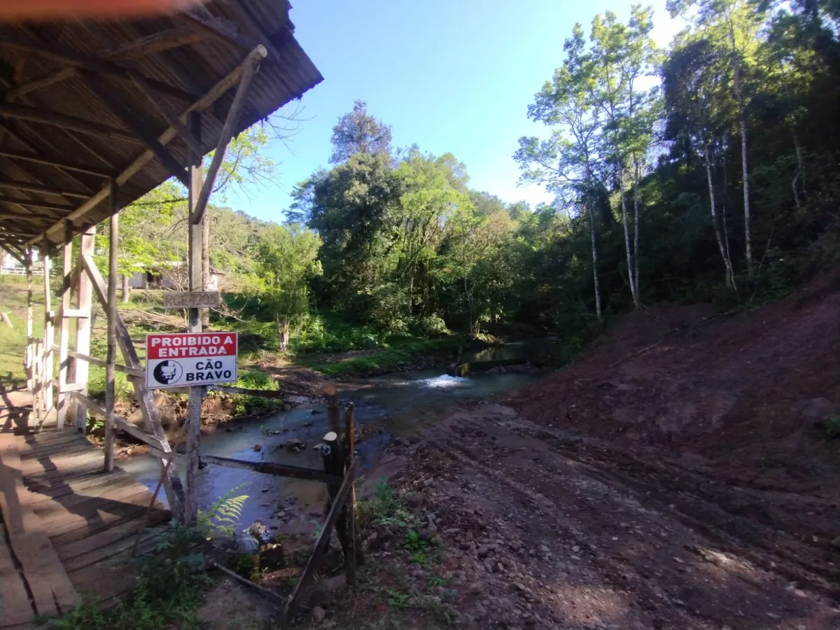 Imagem de SITÍO A VANDA COM PORTEIRA FECHADA