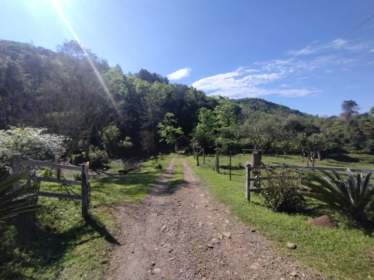 Imagem de SITÍO A VANDA COM PORTEIRA FECHADA