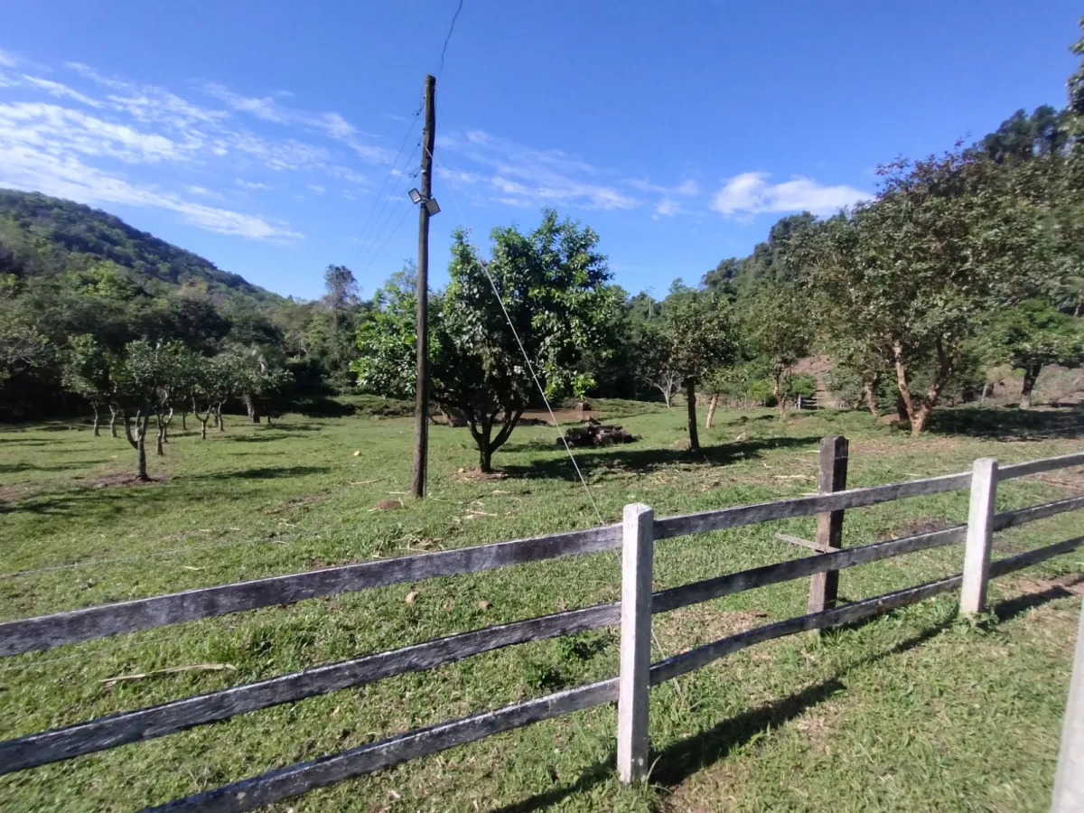 Imagem de SITÍO A VANDA COM PORTEIRA FECHADA