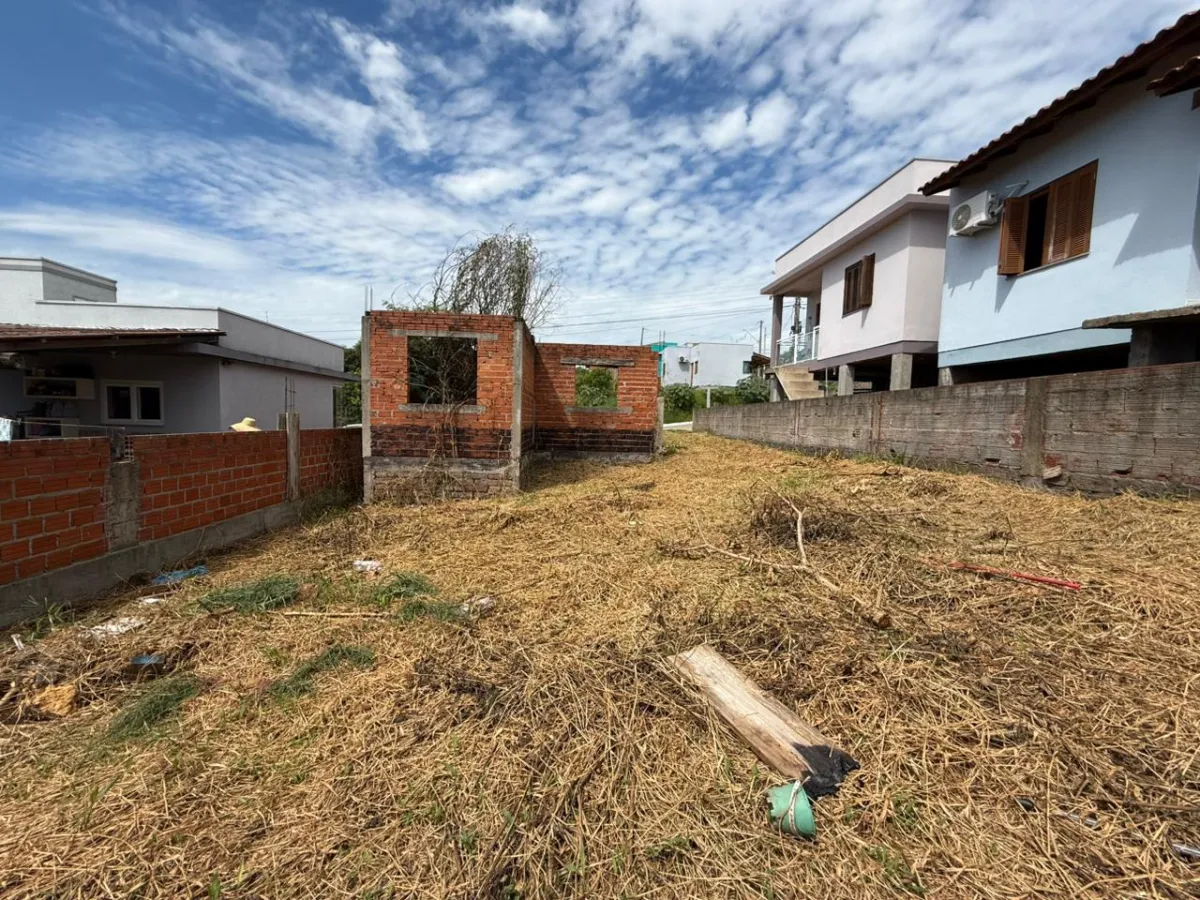 Imagem de Terreno Murado com Casa em construção – Oportunidade Imperdível!