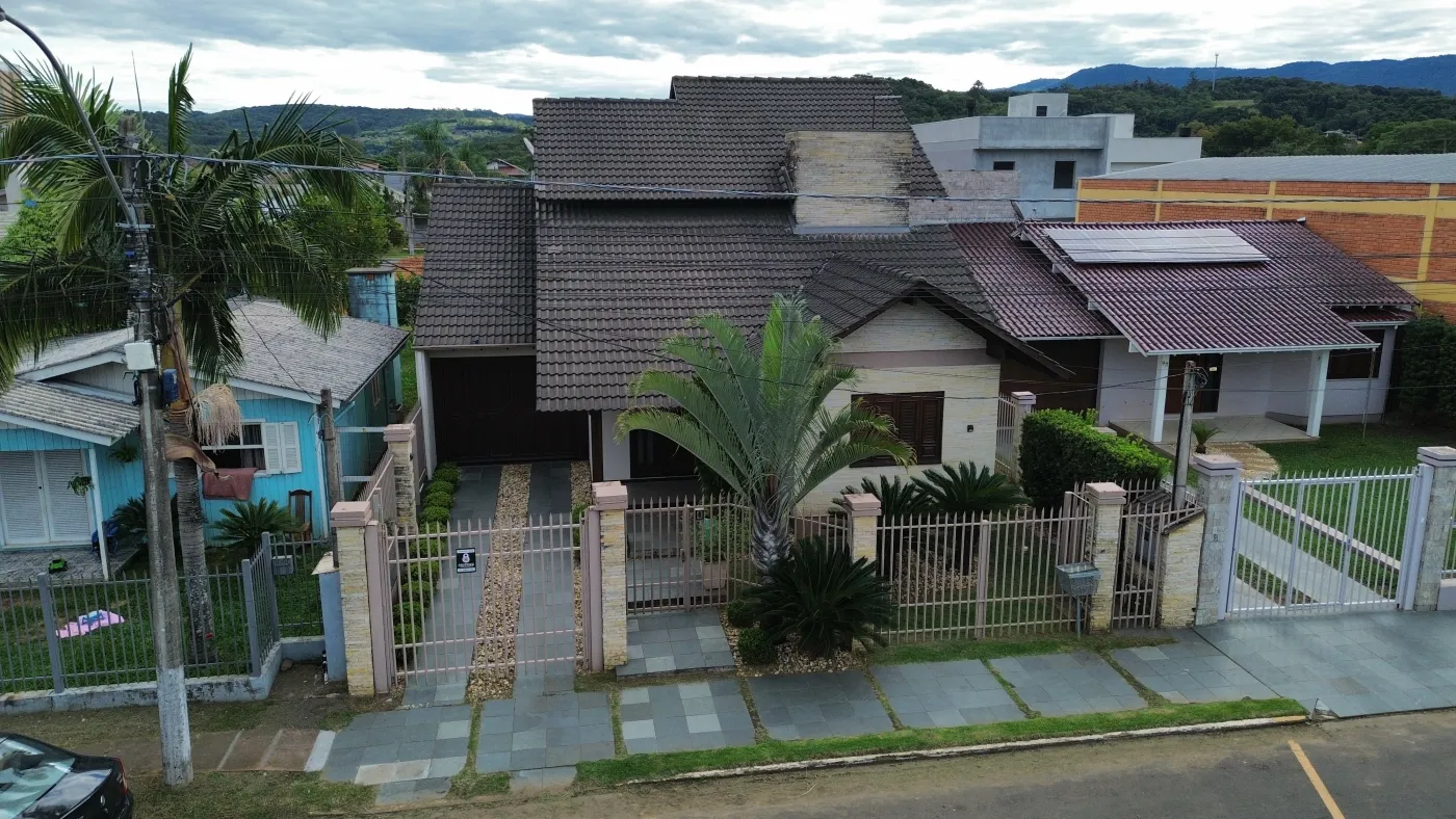 Imagem de CASA DE PADRÃO ALTO COM PISCINA BAIRRO NOBRE