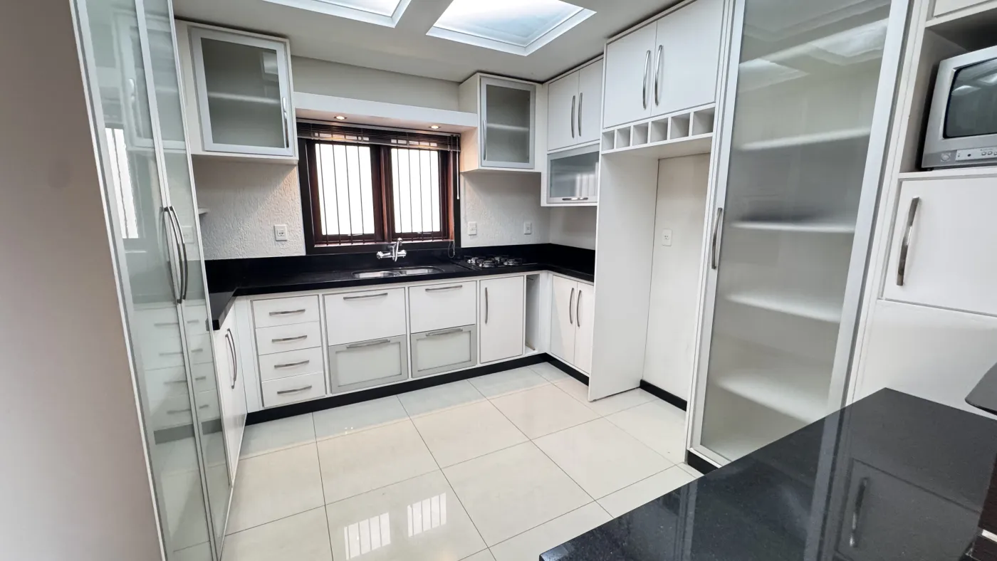 Imagem de CASA DE PADRÃO ALTO COM PISCINA BAIRRO NOBRE