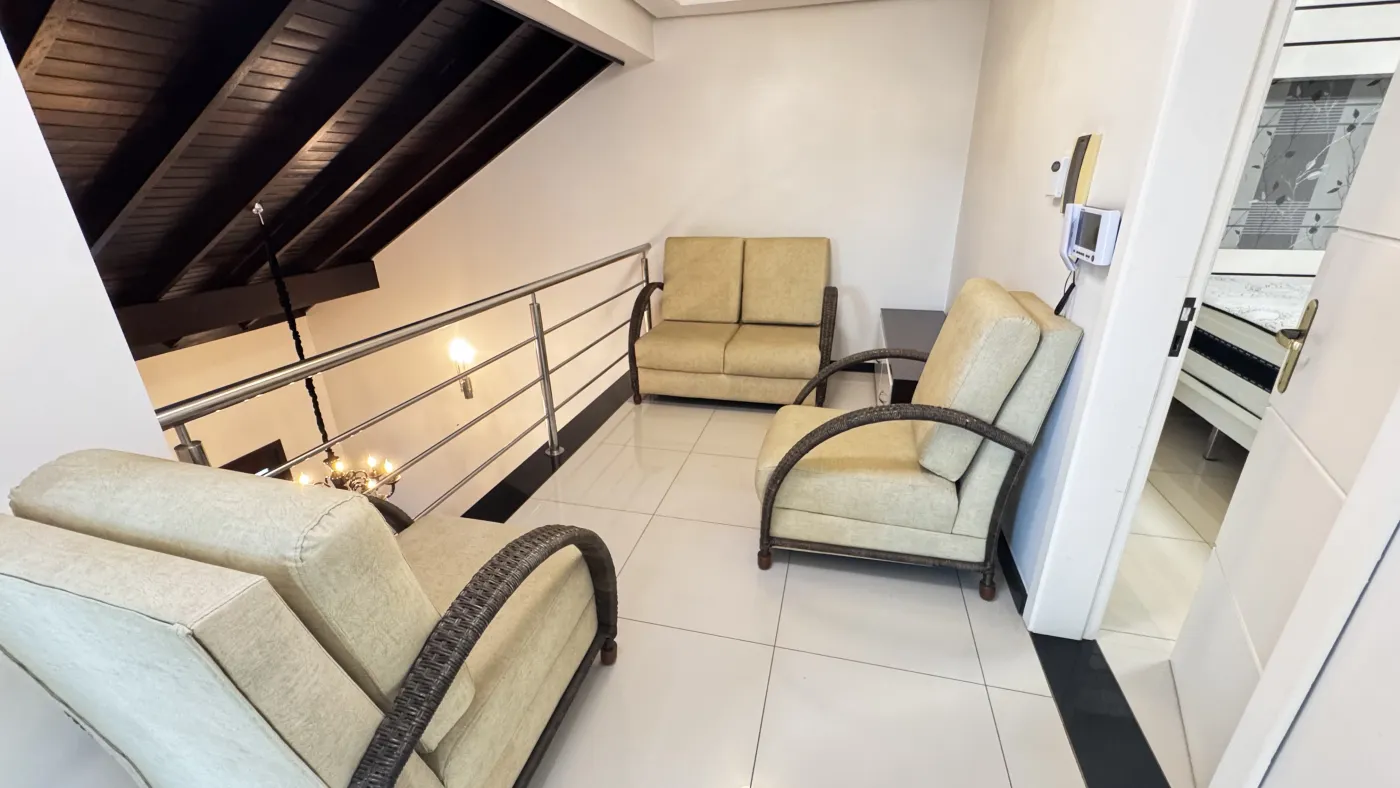 Imagem de CASA DE PADRÃO ALTO COM PISCINA BAIRRO NOBRE