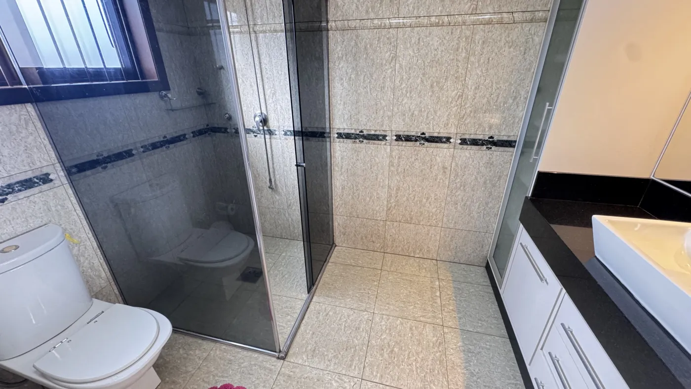 Imagem de CASA DE PADRÃO ALTO COM PISCINA BAIRRO NOBRE