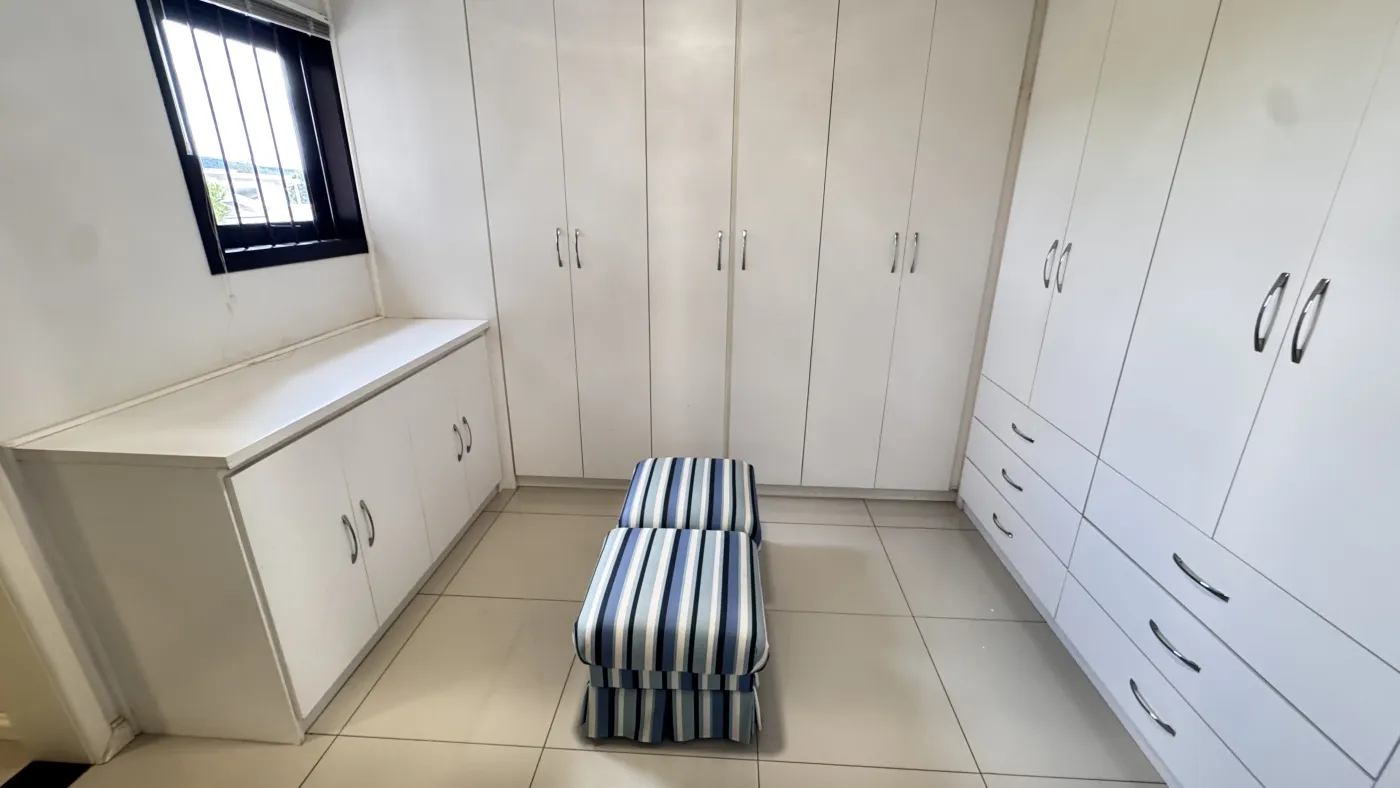 Imagem de CASA DE PADRÃO ALTO COM PISCINA BAIRRO NOBRE