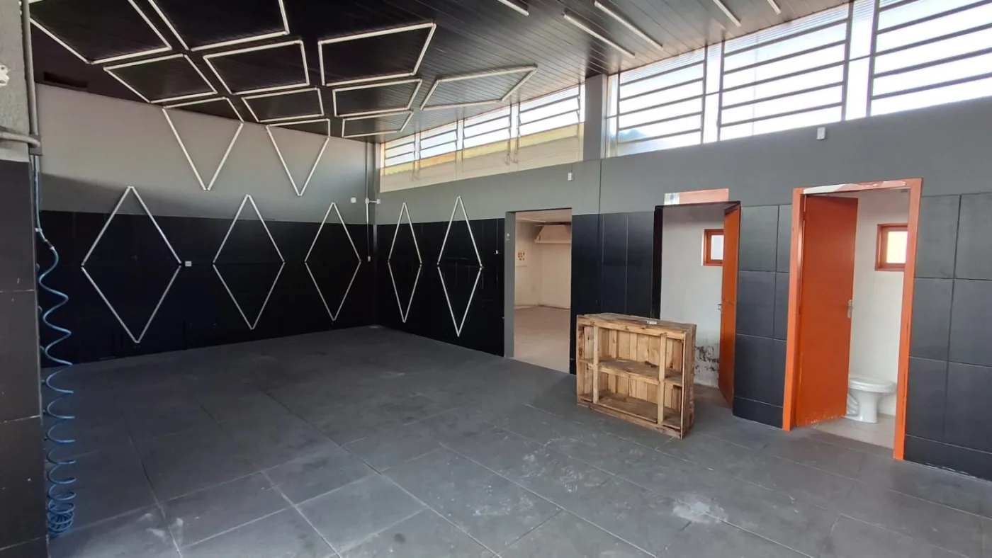 Imagem de Prédio Comercial  — Visibilidade, Espaço e Potencial em Local Estratégico de Taquara!
