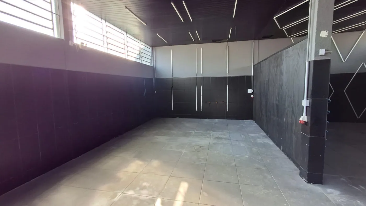 Imagem de Prédio Comercial  — Visibilidade, Espaço e Potencial em Local Estratégico de Taquara!