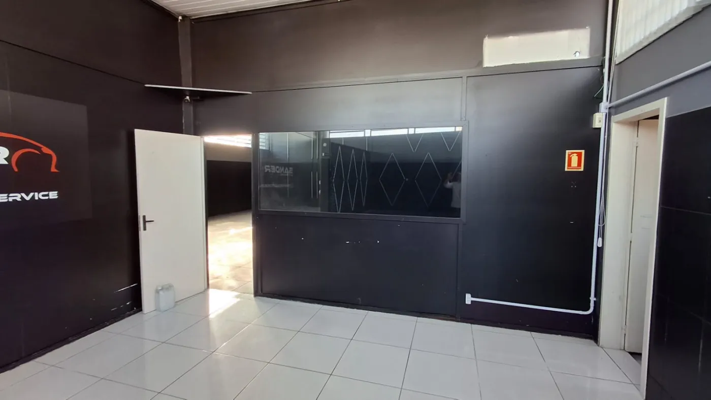 Imagem de Prédio Comercial  — Visibilidade, Espaço e Potencial em Local Estratégico de Taquara!