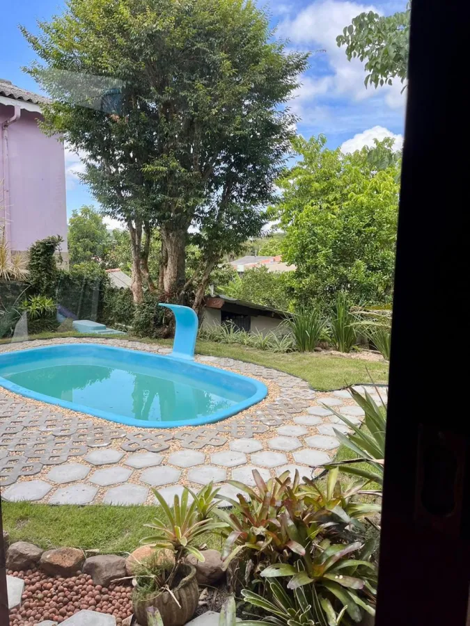 Imagem de Casa de alvenaria com piscina