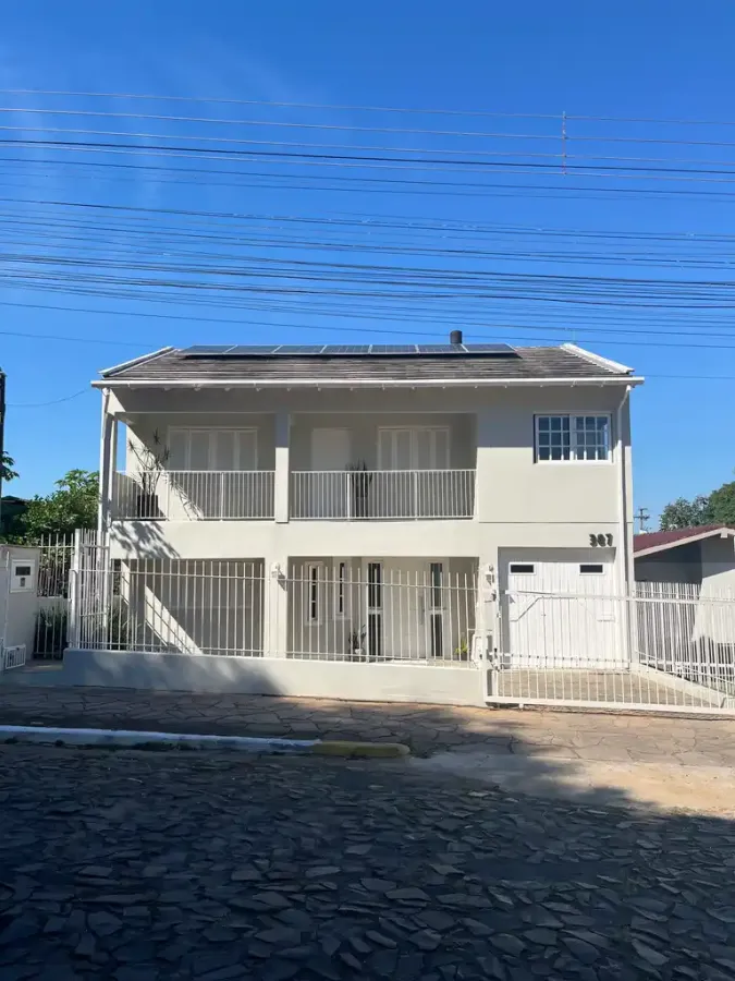 Imagem de Casa da Figueira – Sobrado com Piscina e Energia Solar em Bairro Tranquilo de Taquara