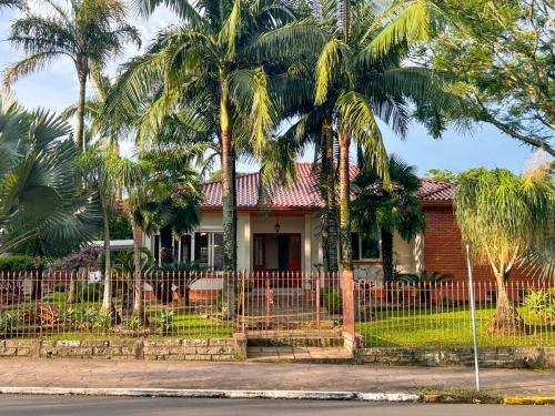 Imagem de Casa de Esquina com Estrutura Completa + Espaço Comercial | Ideal para Morar e Empreender