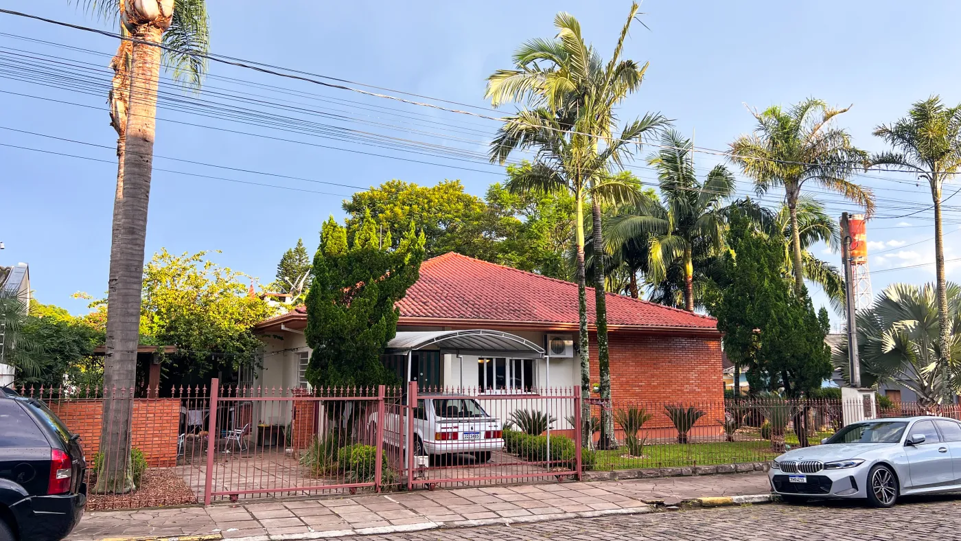 Casa de Esquina com Estrutura Completa + Espaço Comercial | Ideal para Morar e Empreender - Nossa Senhora De Fatima, Taquara [11209]