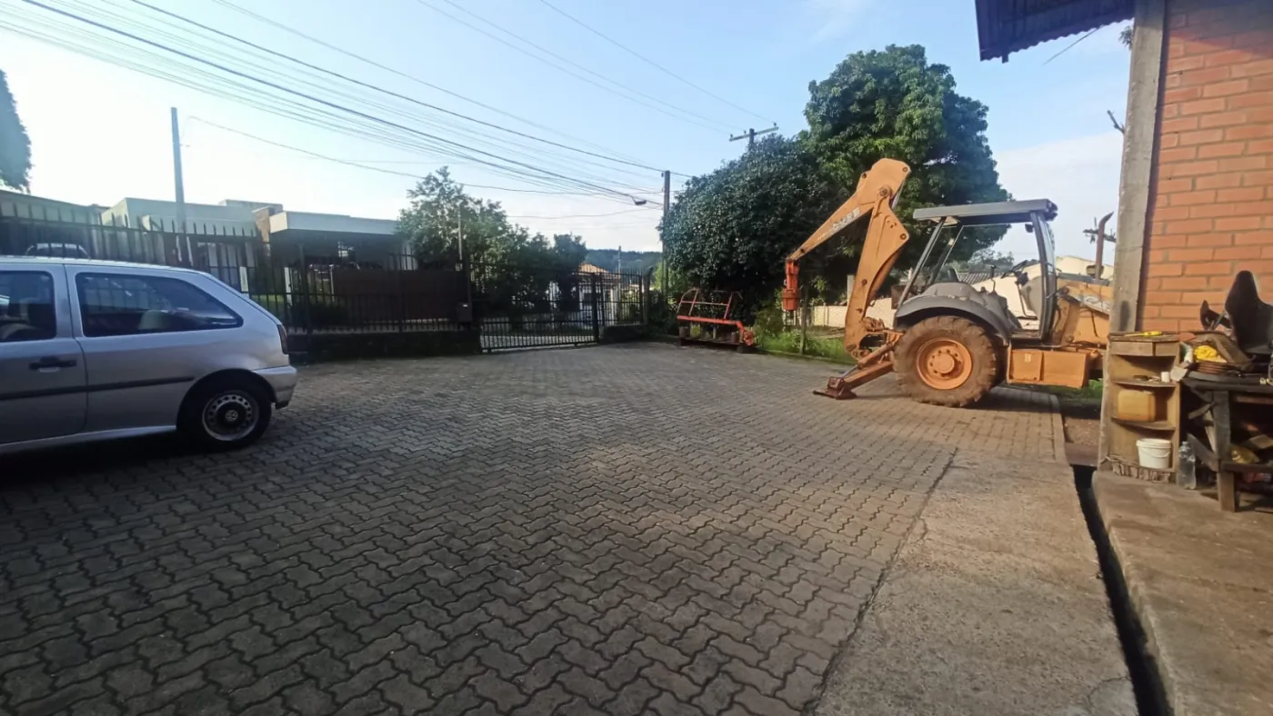 Imagem de Amplo terreno com Galpões e Casas