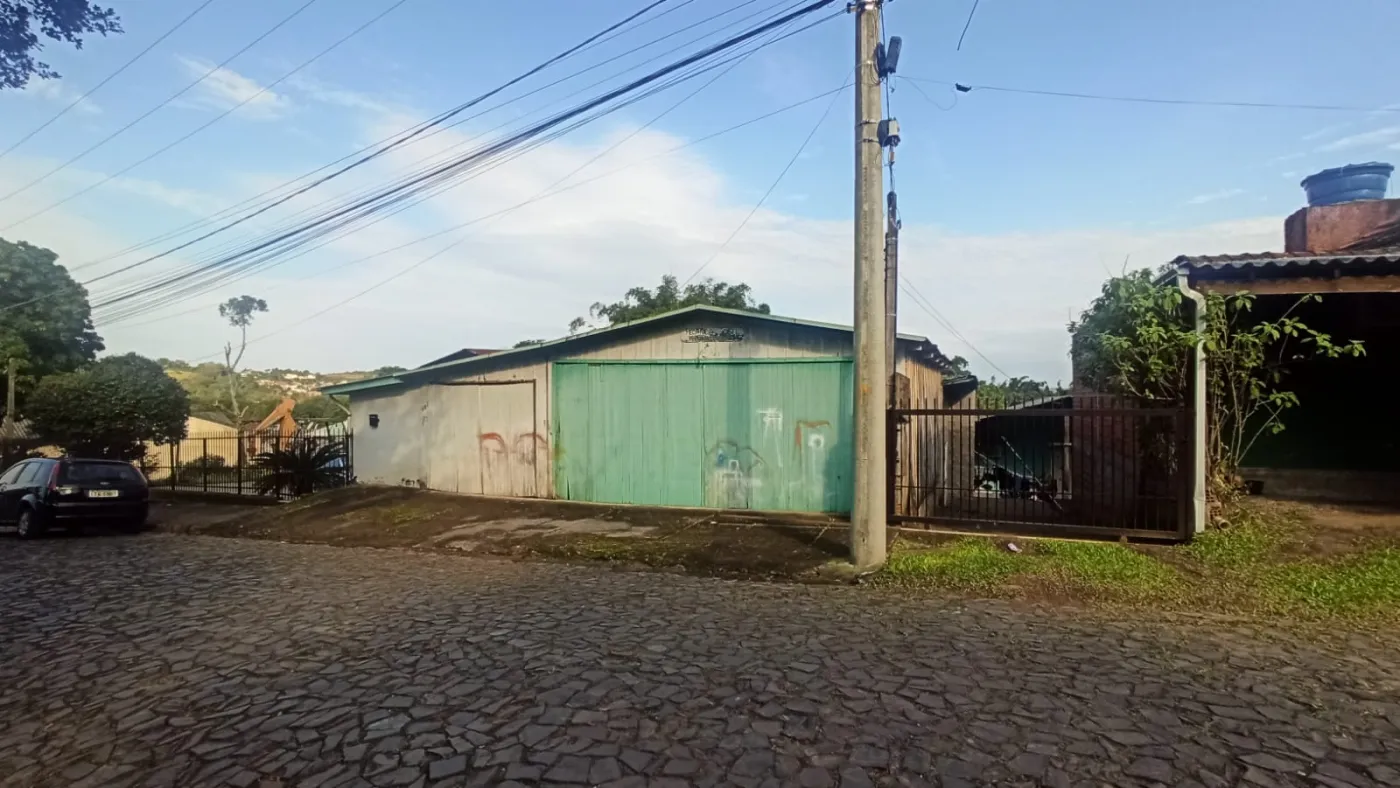 Imagem de Amplo terreno com Galpões e Casas