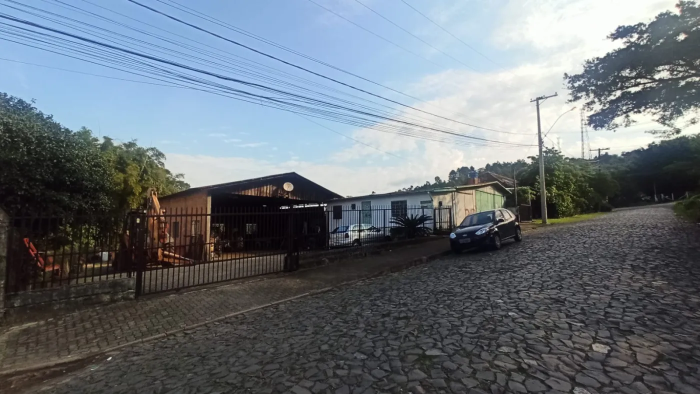 Imagem de Amplo terreno com Galpões e Casas