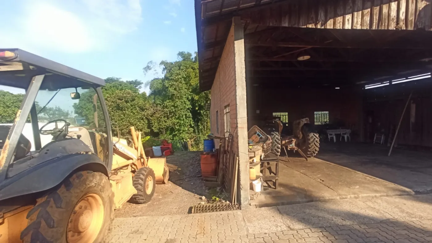 Imagem de Amplo terreno com Galpões e Casas