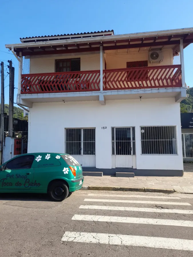 Imagem de sala comercial na Avenida com apartamentos em cima.