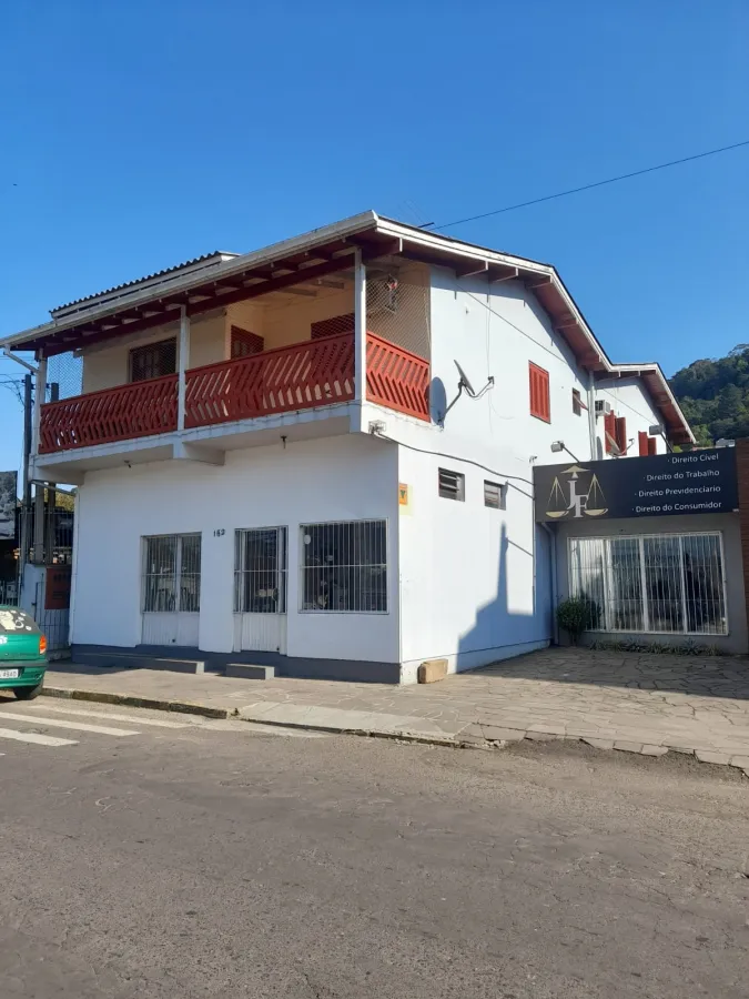 Imagem de sala comercial na Avenida com apartamentos em cima.