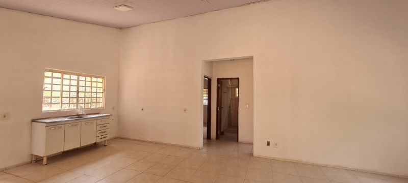 Imagem de 🏡 ALUGA-SE CASA GRANDE EM LOTE DE ESQUINA