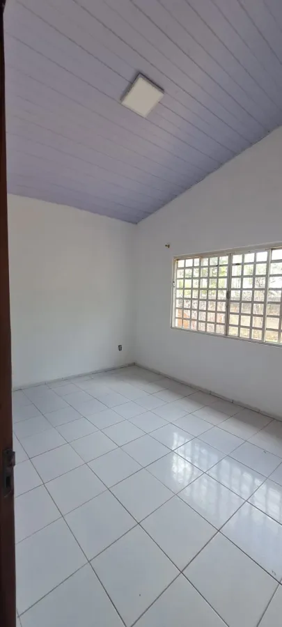Imagem de 🏡 ALUGA-SE CASA GRANDE EM LOTE DE ESQUINA