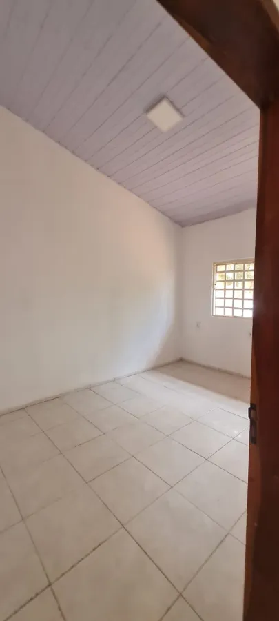 Imagem de 🏡 ALUGA-SE CASA GRANDE EM LOTE DE ESQUINA