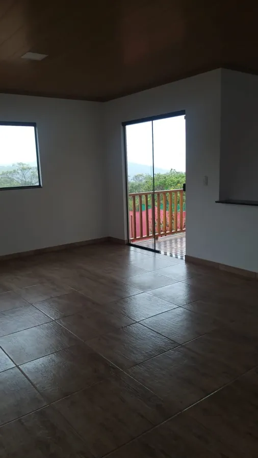Imagem de Vende-se Casa Espaçosa com Linda Vista!