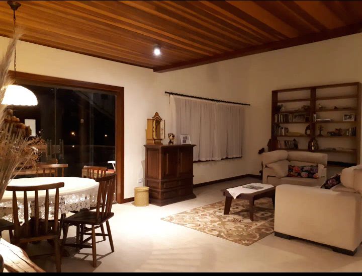 Imagem de BELÍSSIMA CASA COM 347m² LOCALIZADA EM BAIRRO NOBRE