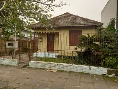 Imagem de Casa de madeira mais alvenaria nos fundos bairro sarandi Porto Alegre